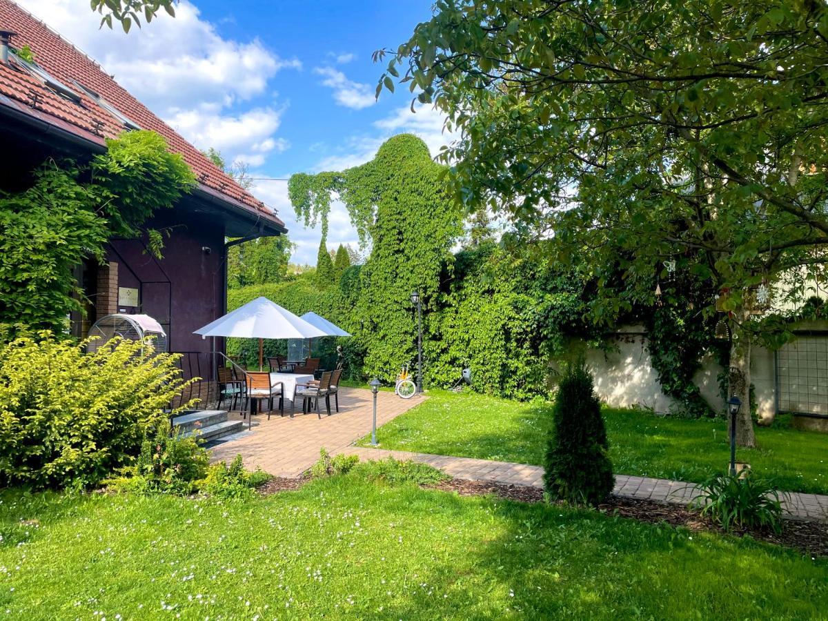 Art Pension Dans Le Parc Besztercebánya Kültér fotó